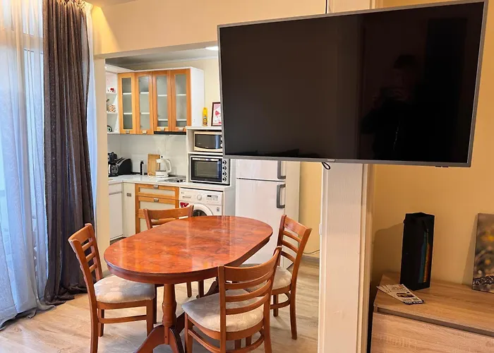 Cozy Steps From Everything! * ヴァルナ