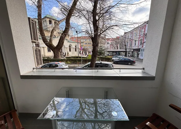 Cozy Steps From Everything! * ヴァルナ